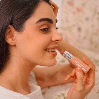 What Makes a Makeup Formula Feel Lightweight Without Losing Its Colour Payoff?